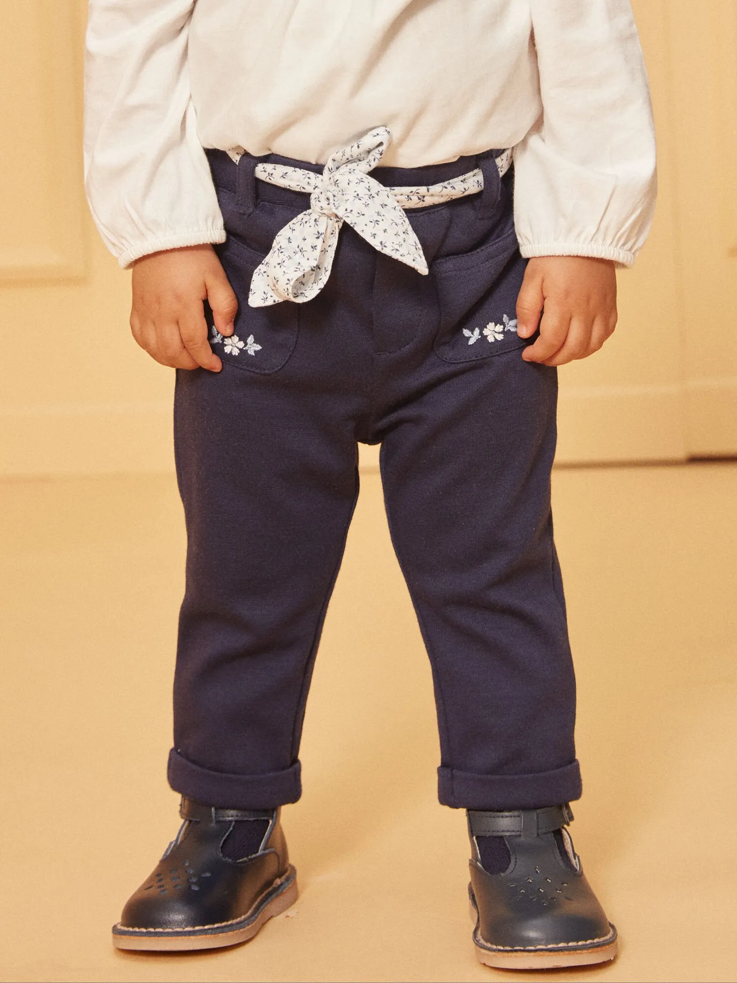 Pantalon bleu marine avec ceinture à imprimé fleuri