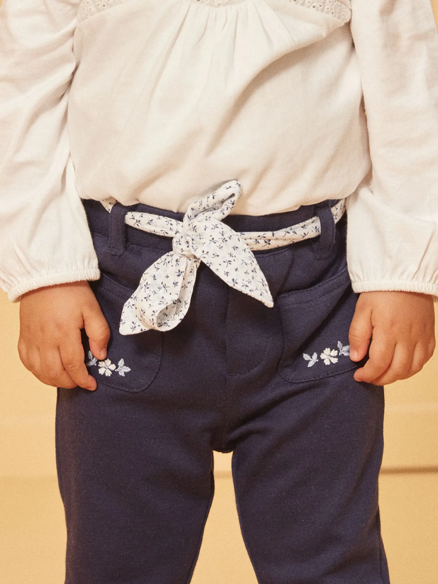 Pantalon bleu marine avec ceinture à imprimé fleuri