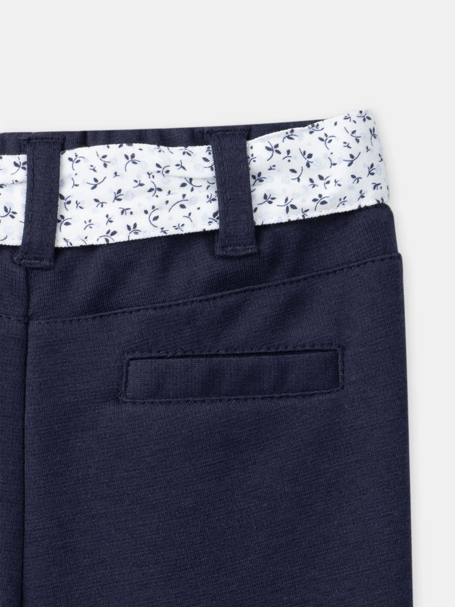 Pantalon bleu marine avec ceinture à imprimé fleuri