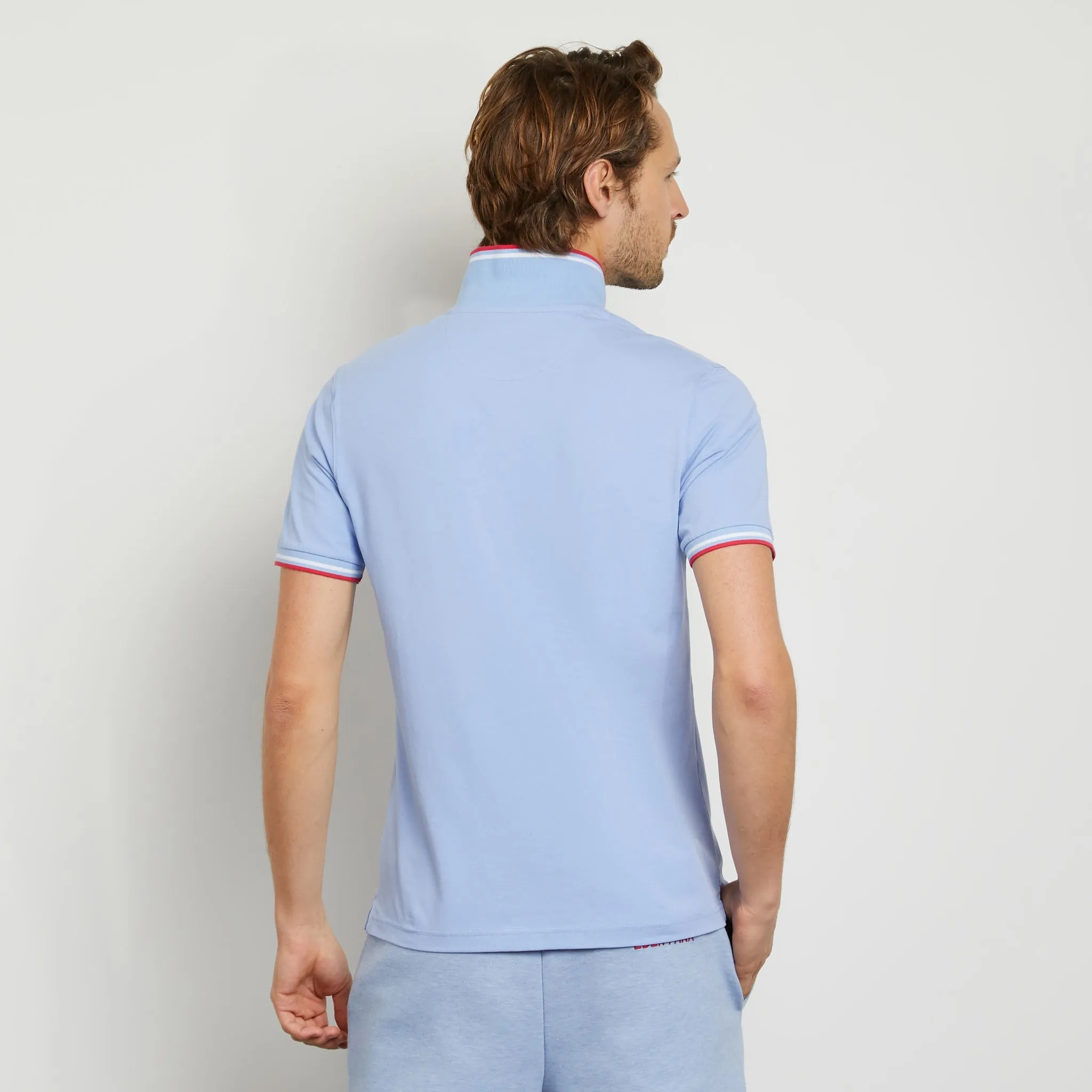 Polo uni en coton bleu clair