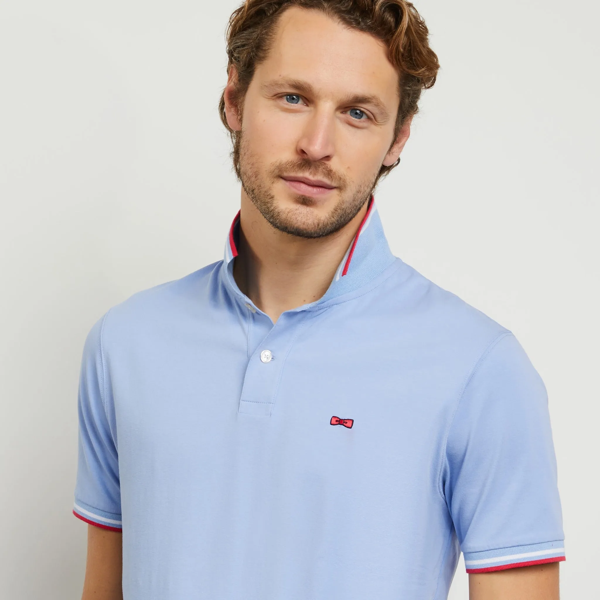 Polo uni en coton bleu clair