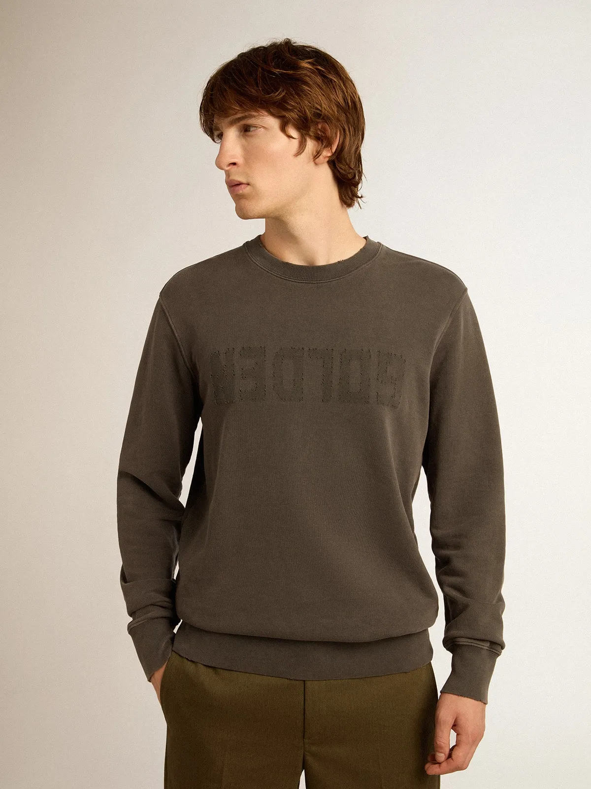 Sweat-shirt homme couleur grise avec logo et effet usé | Golden Goose