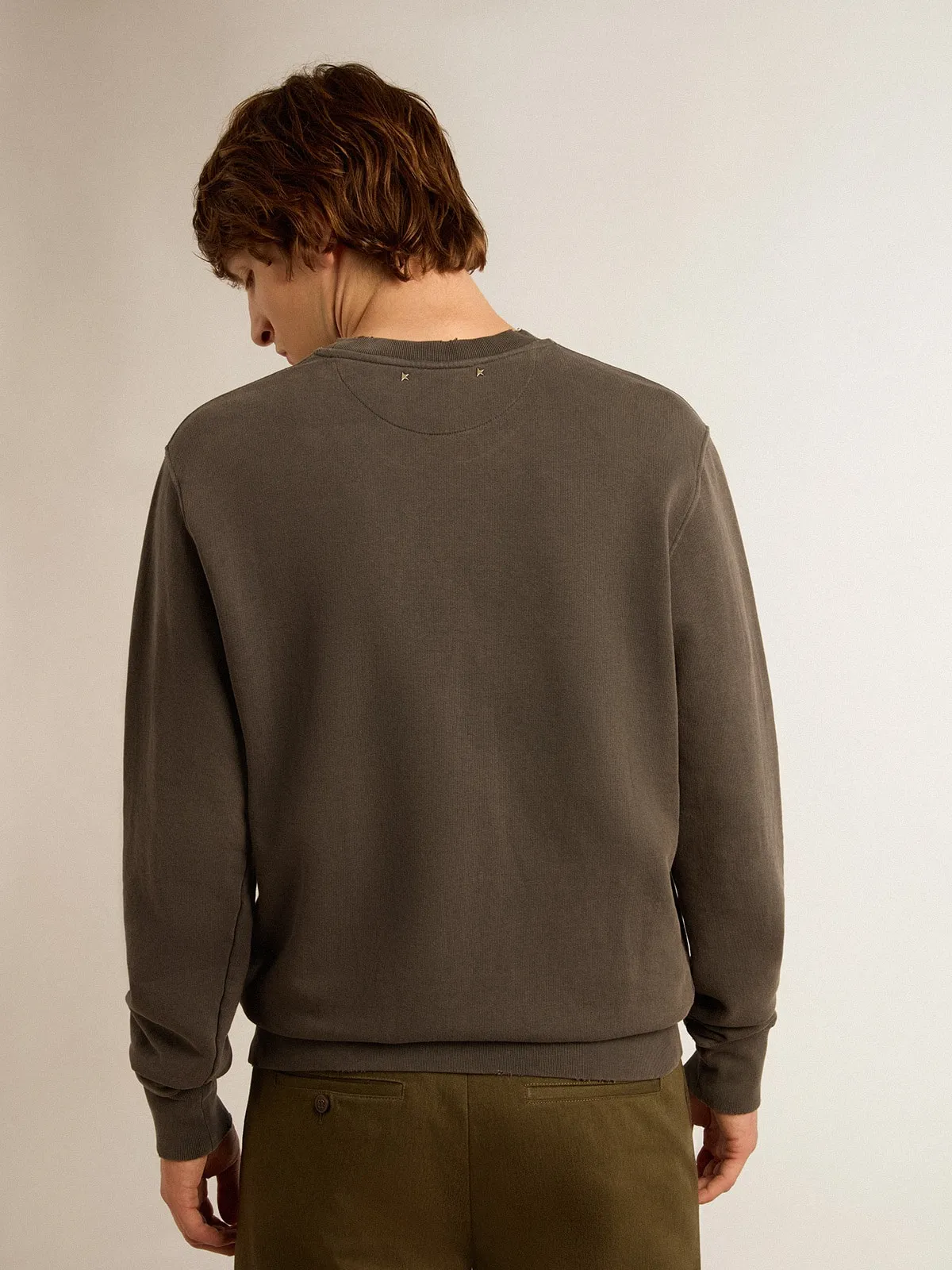 Sweat-shirt homme couleur grise avec logo et effet usé | Golden Goose