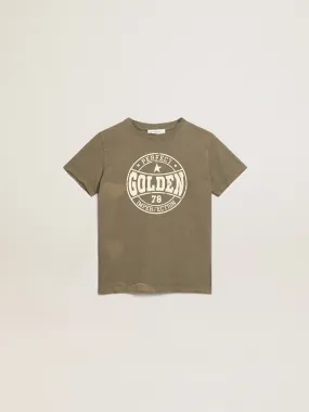 T-shirt olive pour garçon avec logo blanc imprimé au centre | Golden Goose